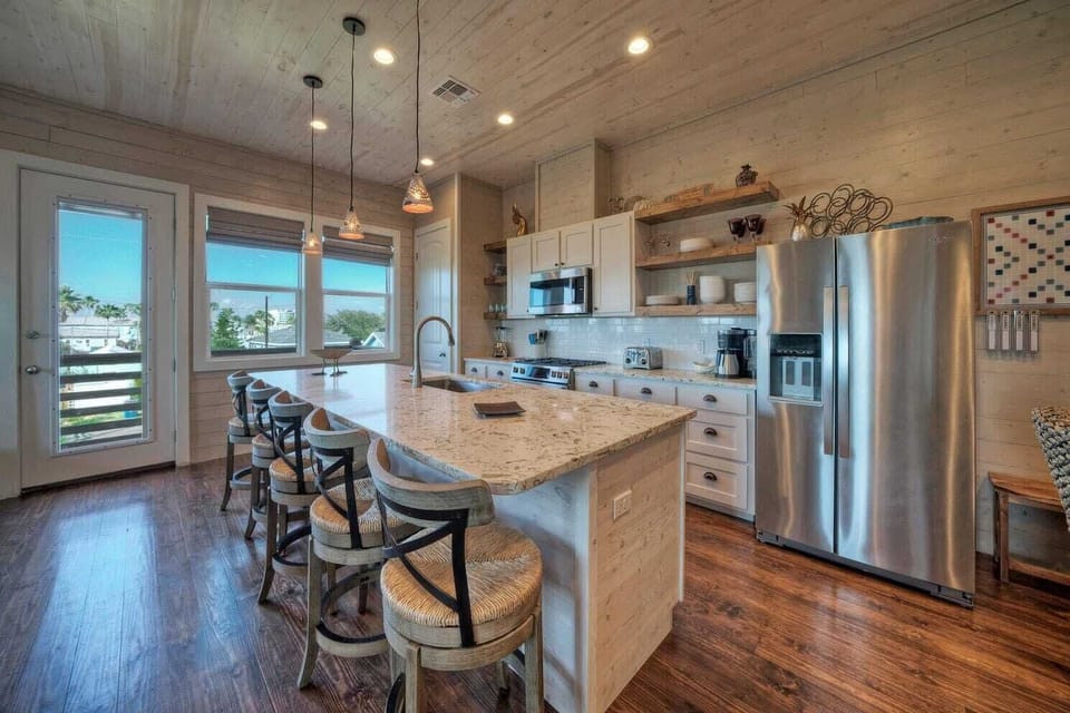 House (4 Bedrooms) | Private kitchen | Fridge, microwave, oven, stovetop