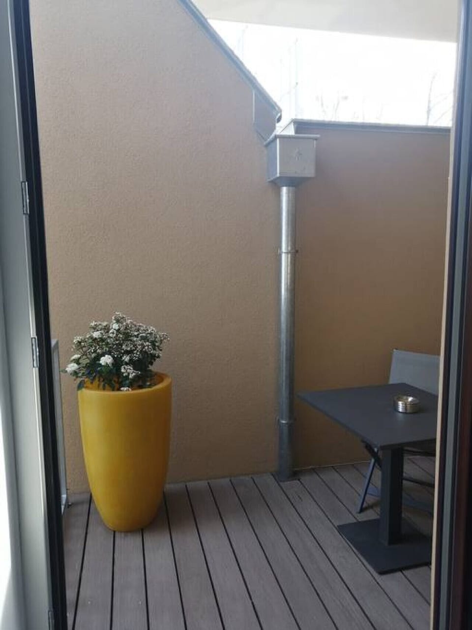 Step out onto the balcony, an outdoor oasis designed by Arbio Designers, where you can bask in the fresh air and scenic beauty.