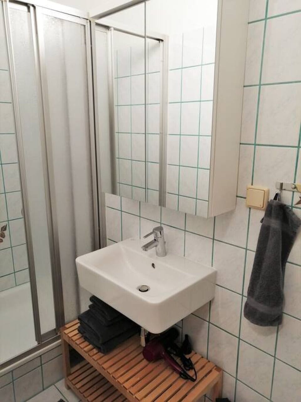 Step into the bathroom, featuring clean tiles and fixtures, all chosen by Arbio Designers to create an environment of cleanliness and comfort.