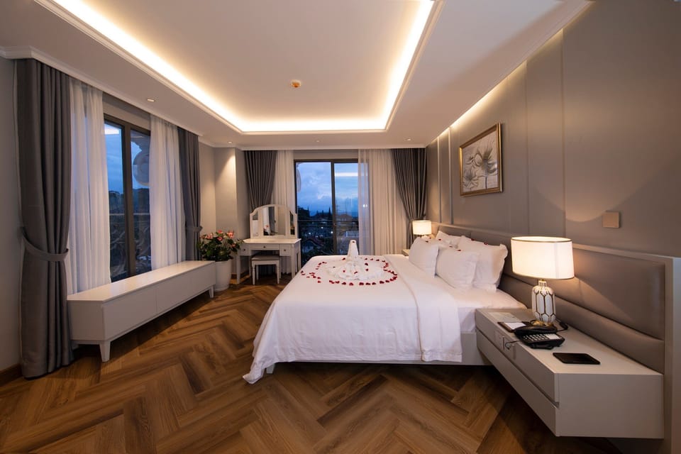 Executive Suite | Minibar, in-room safe, desk, laptop workspace