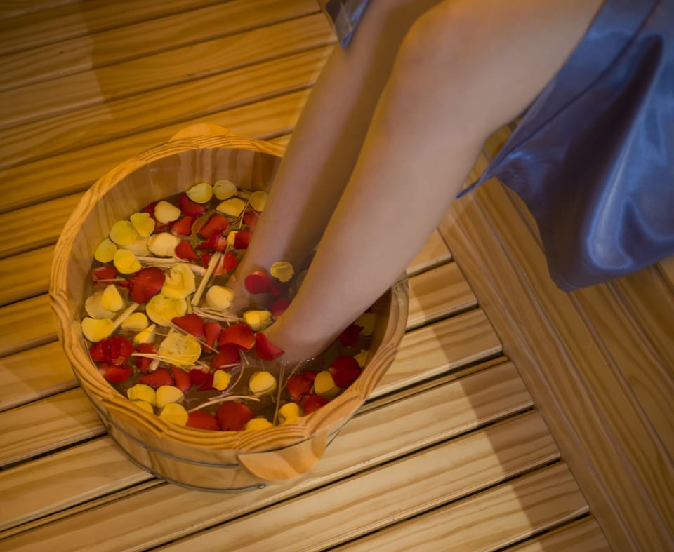 Couples treatment rooms, sauna, steam room, body treatments