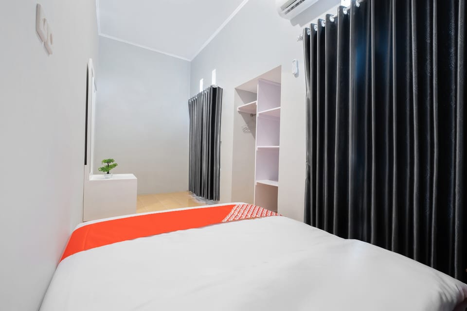 Basic Suite | Laptop workspace, free WiFi, bed sheets