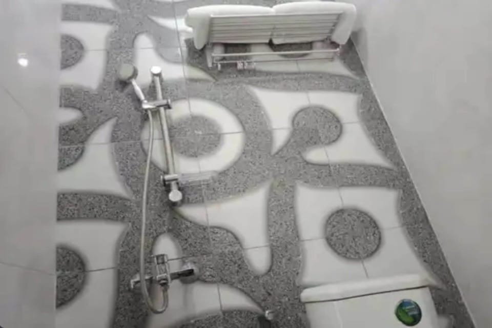 Suite | Bathroom | Shower, towels
