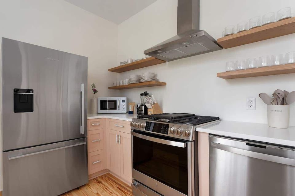 Fully equipped kitchen with dining seating 