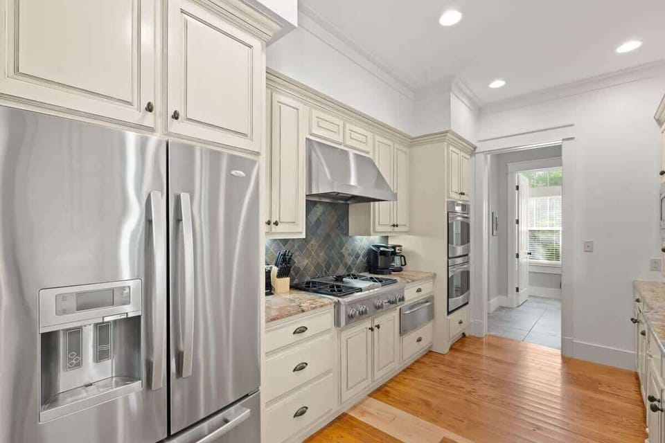 - Cook with ease in this well equipped kitchen featuring top of the line stainless steel appliances - Spacious design includes a large gas stove, perfect for preparing meals - Bright and airy, with a seamless flow that connects to the rest of the hom
