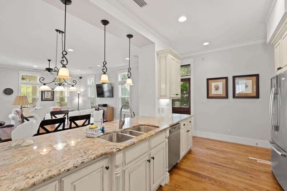 - Open kitchen seamlessly flows into the living area, with granite countertops & modern fixtures - Perfect spot for meal prep, featuring essential appliances & a large sink - Space is flooded with natural light, making it ideal for cooking & socializ