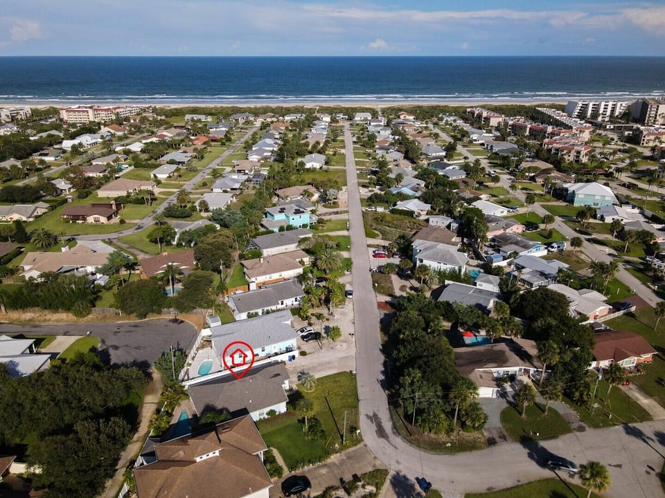 4-5 minute walk down the street to the ocean!