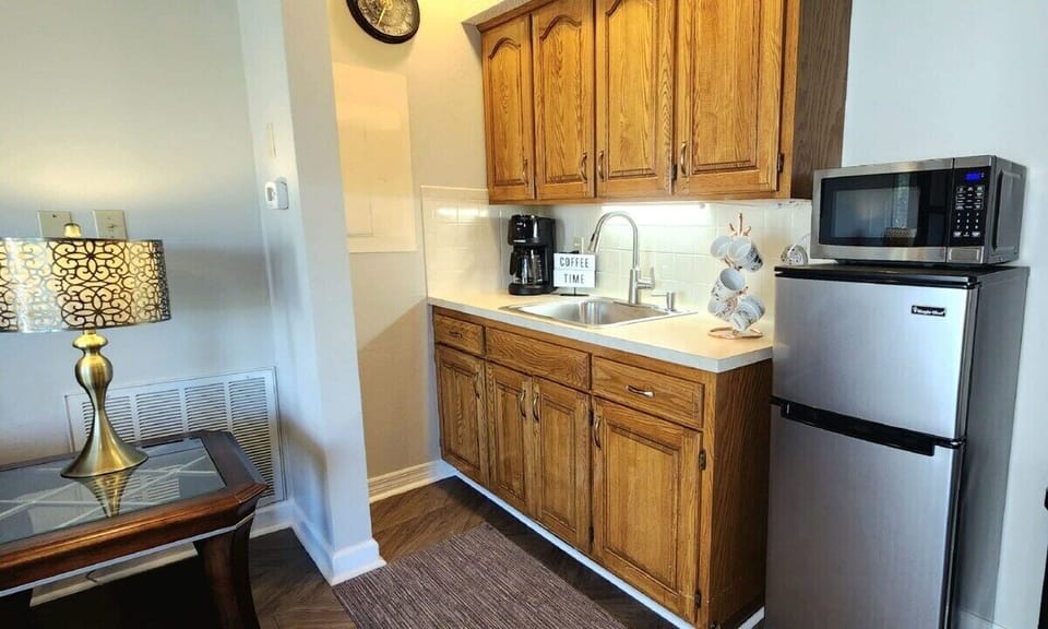 Kitchenette area includes Ice Machine, Coffee, Microwave and Fridge