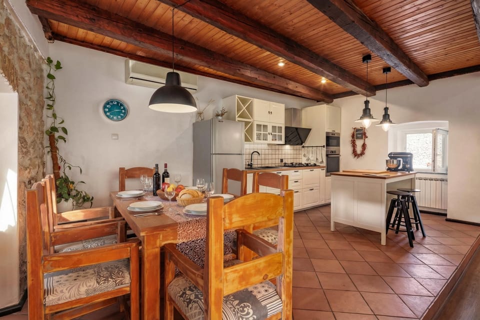 Family House, 3 Bedrooms, 2 Bathrooms (Holiday Home Meja Private Pool) | Dining