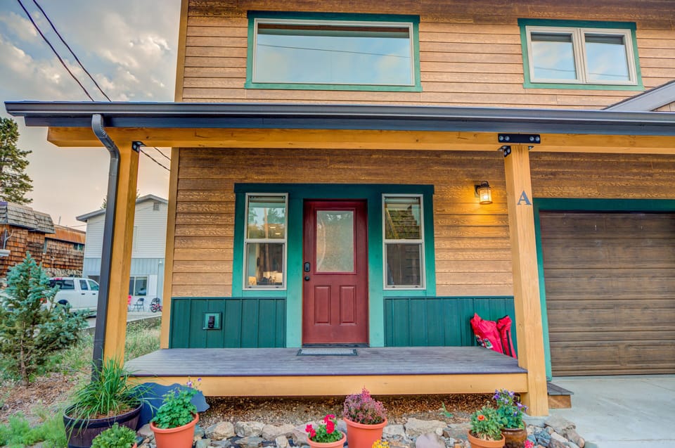A view of the front porch of Barnes on Boundary A.