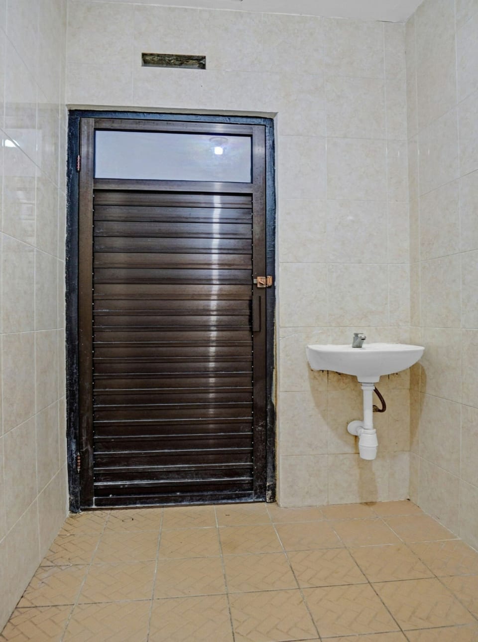 Standard Double Room | Bathroom | Shower, towels, soap