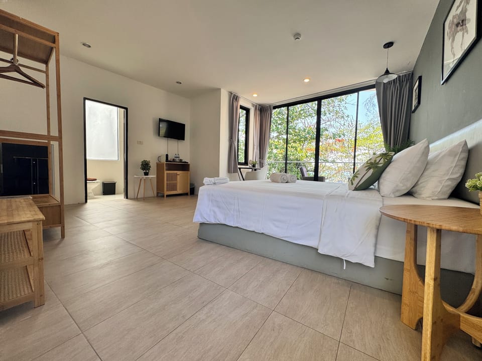 Superior Room, 1 King Bed, Ocean View | Free WiFi, bed sheets