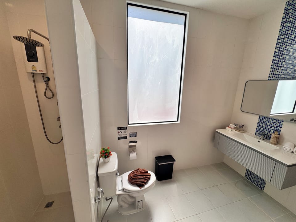 Superior Room, 1 King Bed, Ocean View | Bathroom | Rainfall showerhead, towels