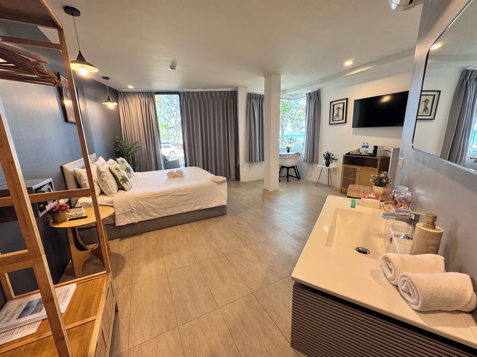 Superior Room, 1 King Bed, Ocean View, Ground Floor | Free WiFi, bed sheets