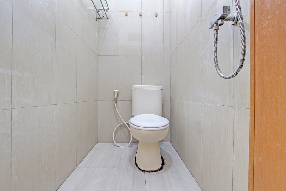 Standard Single Room | Bathroom | Shower, towels, toilet paper