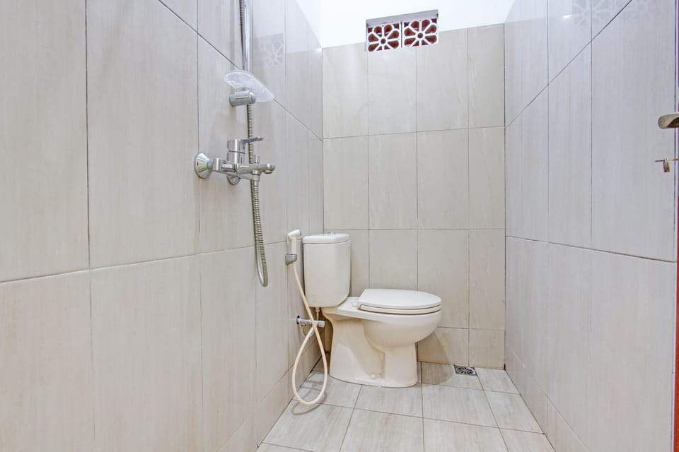 Deluxe Twin Room | Bathroom | Shower, towels, toilet paper