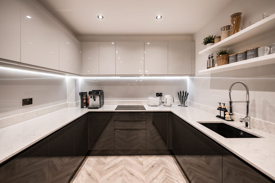 Deluxe House | Private kitchen | Electric kettle, cookware/dishes/utensils
