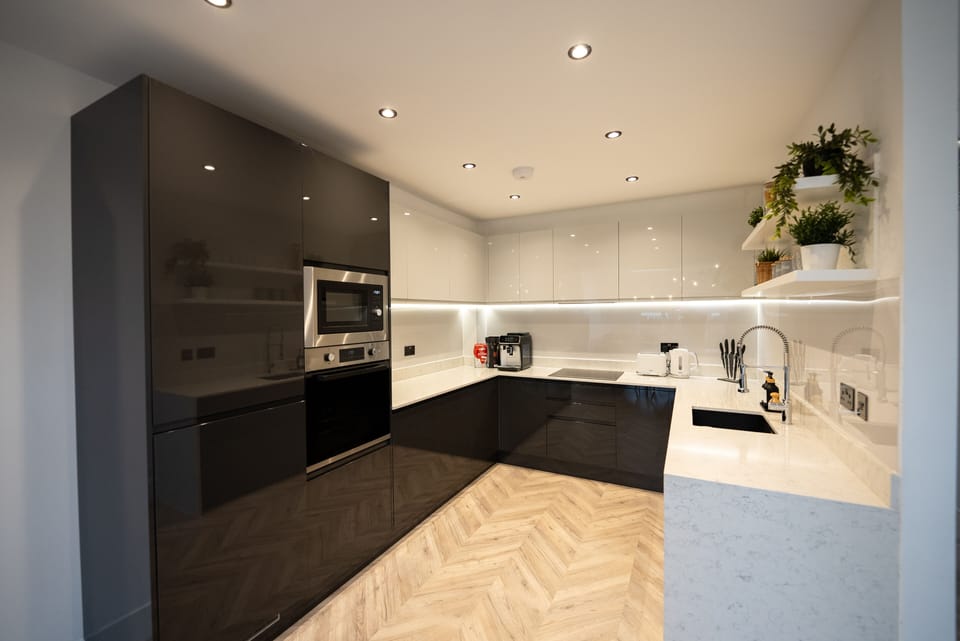 Deluxe House | Private kitchen | Electric kettle, cookware/dishes/utensils