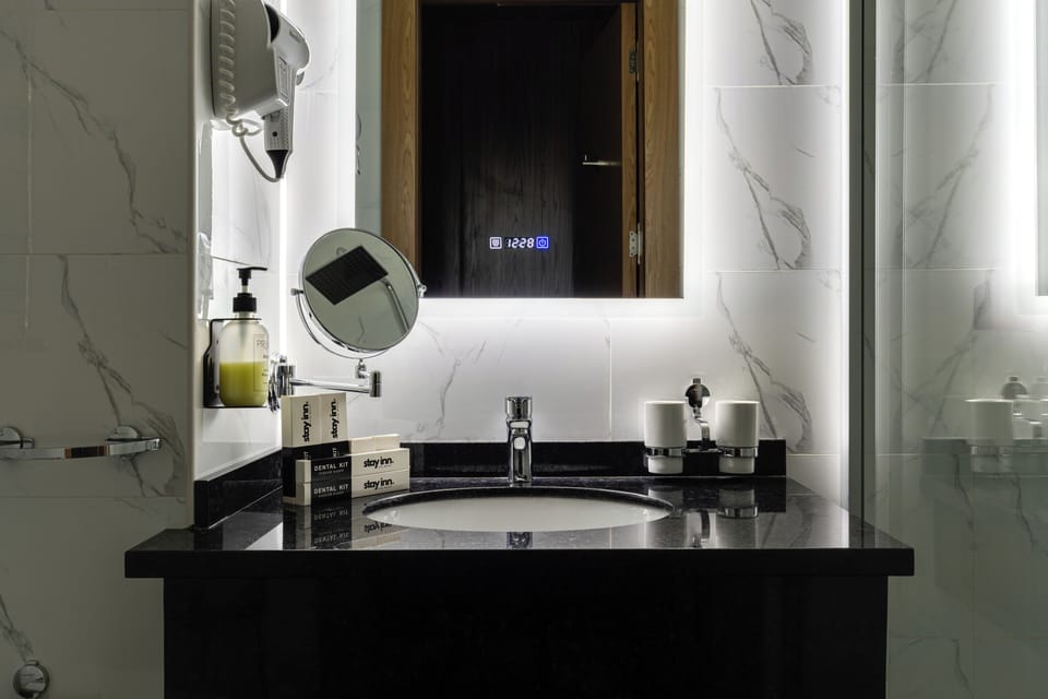 Shower, rainfall showerhead, free toiletries, hair dryer