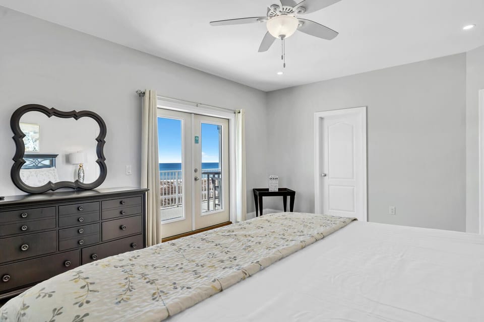 Second master bedroom with King bed - 3rd floor