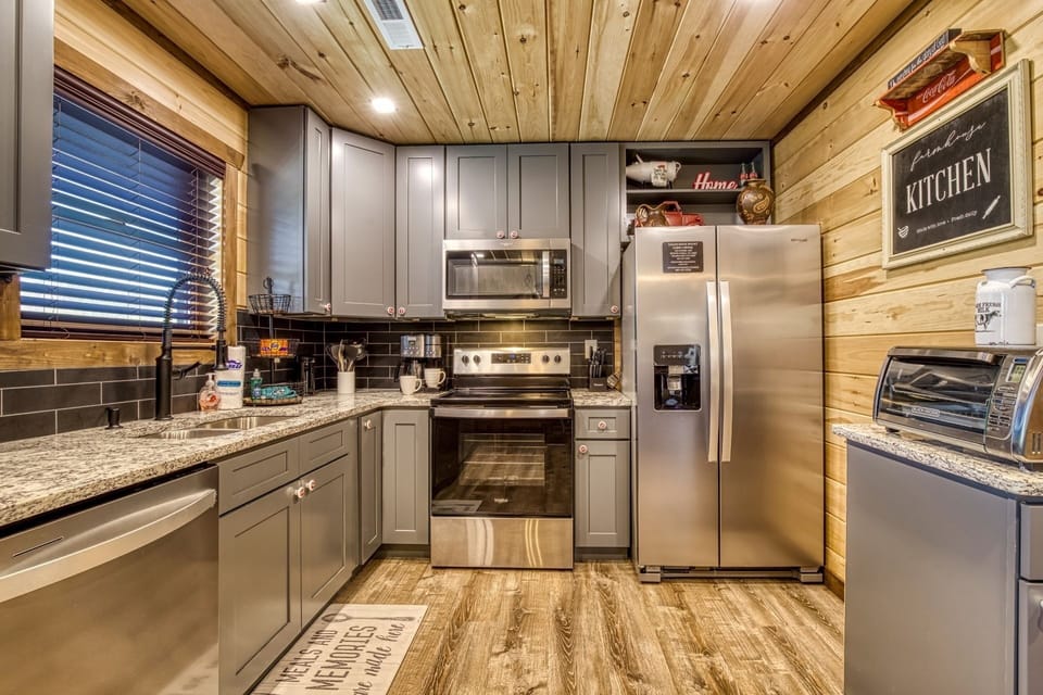 Cabin, 3 Bedrooms | Private kitchen | Fridge, oven, coffee/tea maker, toaster
