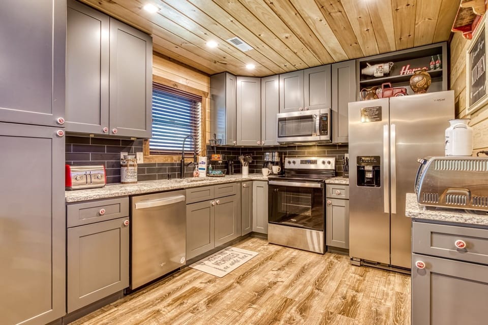 Cabin, 3 Bedrooms | Private kitchen | Fridge, oven, coffee/tea maker, toaster