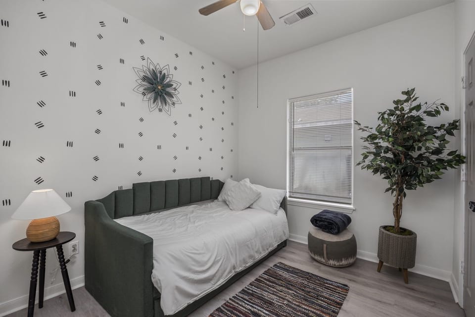 Comfort House | 3 bedrooms, desk, laptop workspace, blackout drapes