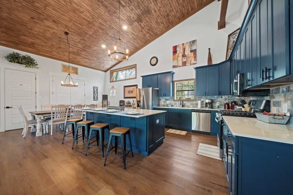 Kitchen: Modern luxury meets rustic charm in this spacious culinary haven for your next gathering!