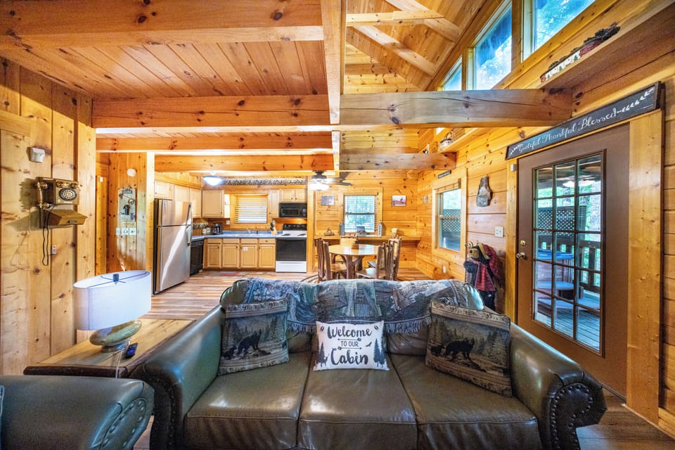 Enjoy vaulted ceilings, bear-themed décor, and cozy seating, perfect for mountain escapes.