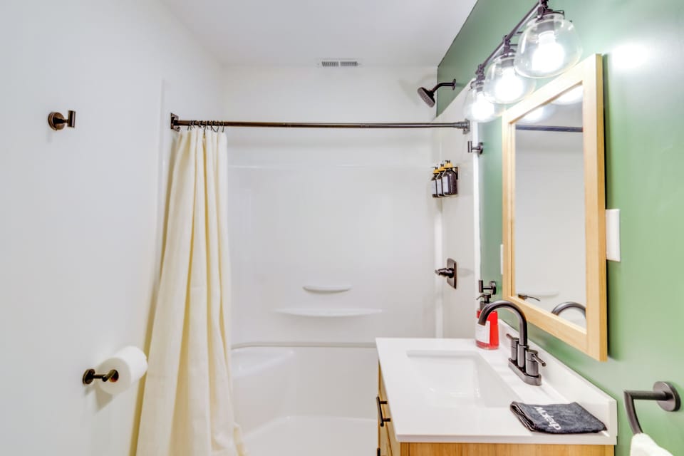 Full Bathroom | Complimentary Toiletries | 1st Floor