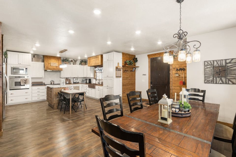 Dining Area: Bright and inviting space perfect for memorable meals and gathering with loved ones!