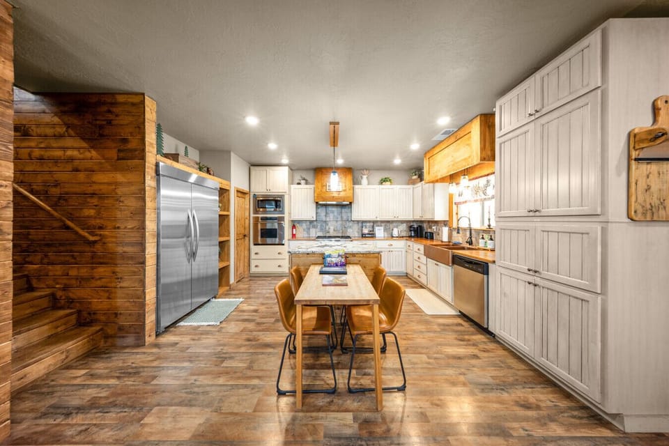 Kitchen Delight: Whip up culinary masterpieces in this spacious, beautifully appointed kitchen!