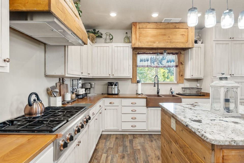 Gourmet Kitchen: Master culinary delights with top-notch appliances and picturesque views!