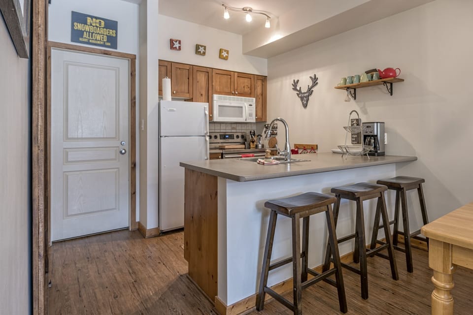 Kitchen with Breakfast Bar - Seats 3 