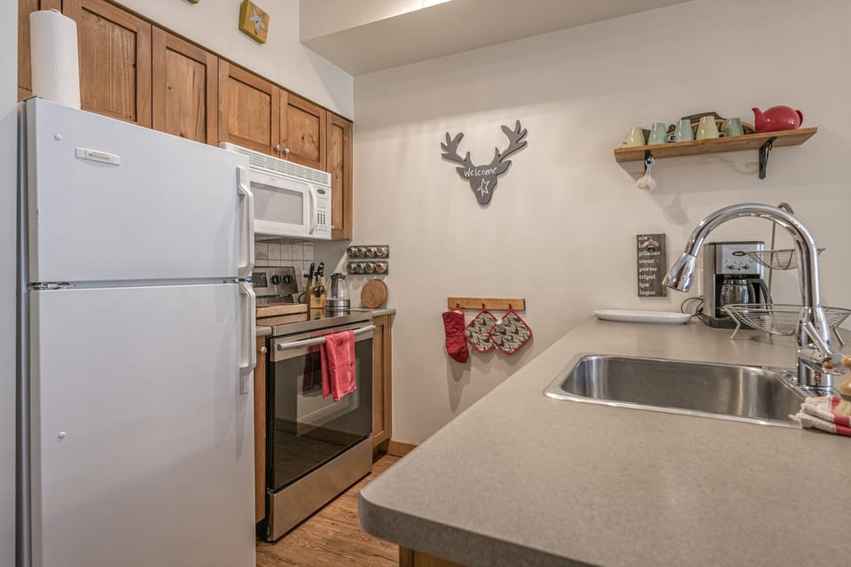 Fully Stocked Kitchen 