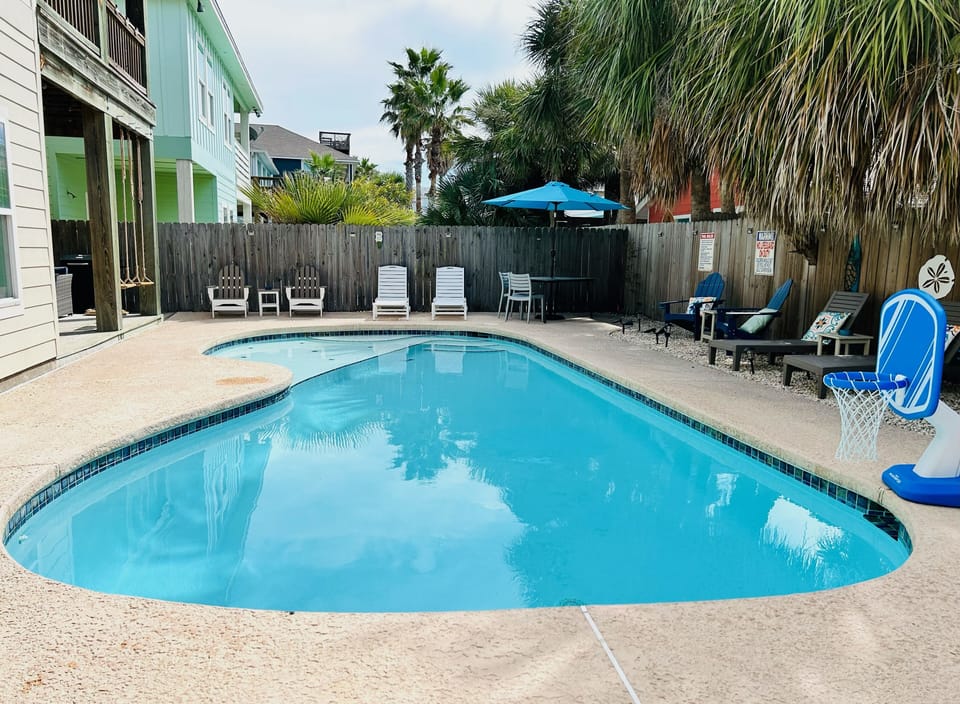 Backyard Oasis w/ Seating all around perfect for Entertainment!
