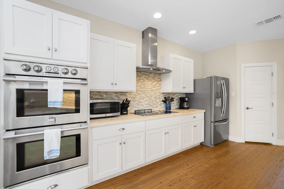 Gourmet Kitchen w/ Double Ovens and full size Refrigerator w/ Ice maker!