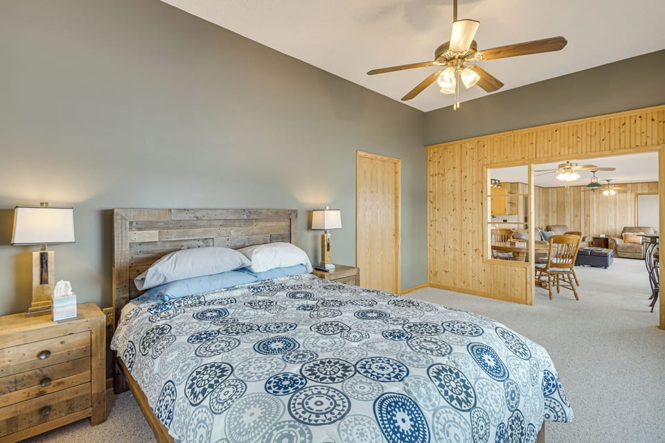 Bonus Room | Queen Bed | River View