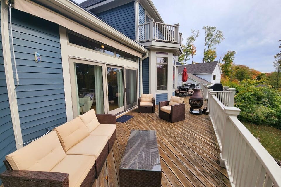 Back deck overlooking golf course