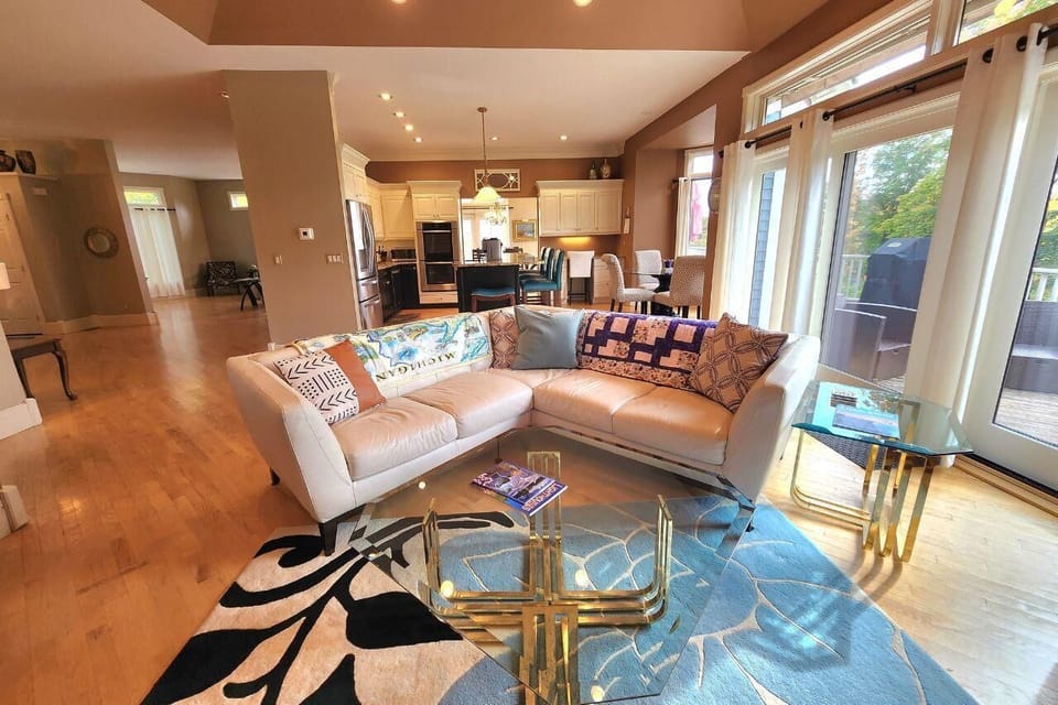 Family room open to kitchen & breakfast nook