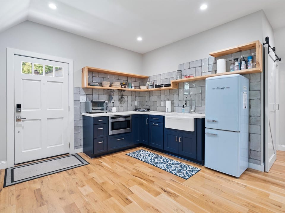 Kitchen features, fridge/freezer, toaster oven, microwave, countertop burner