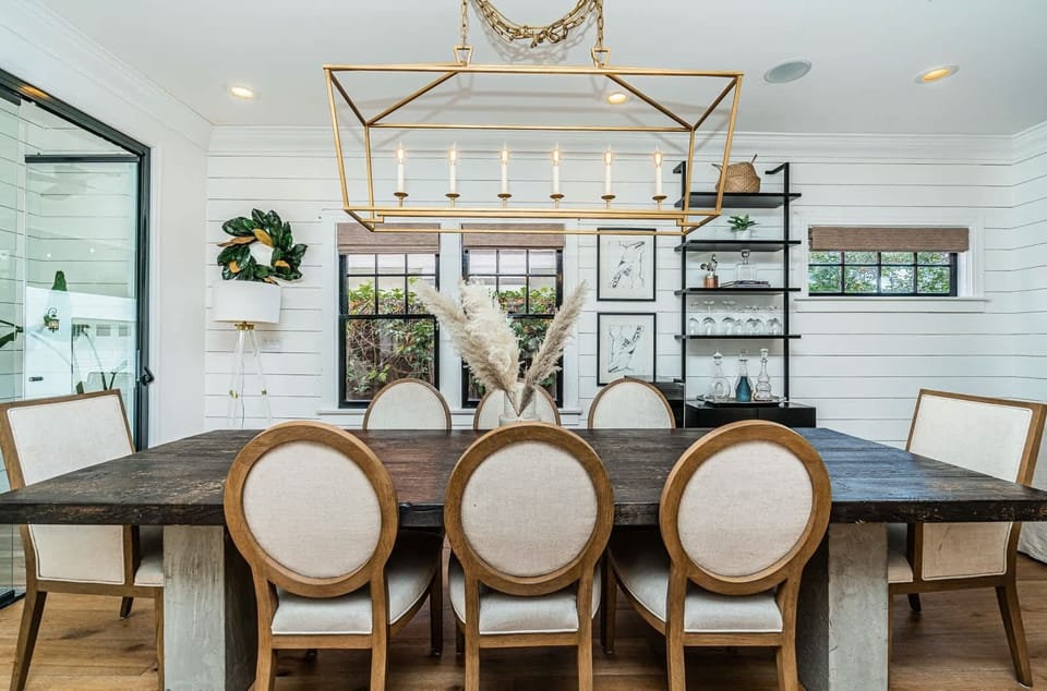 Dining room area with lovely ambiance.