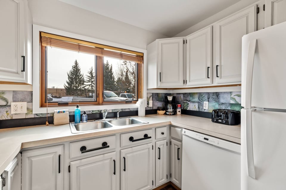 Fully equipped and ready for your favorite recipes.
