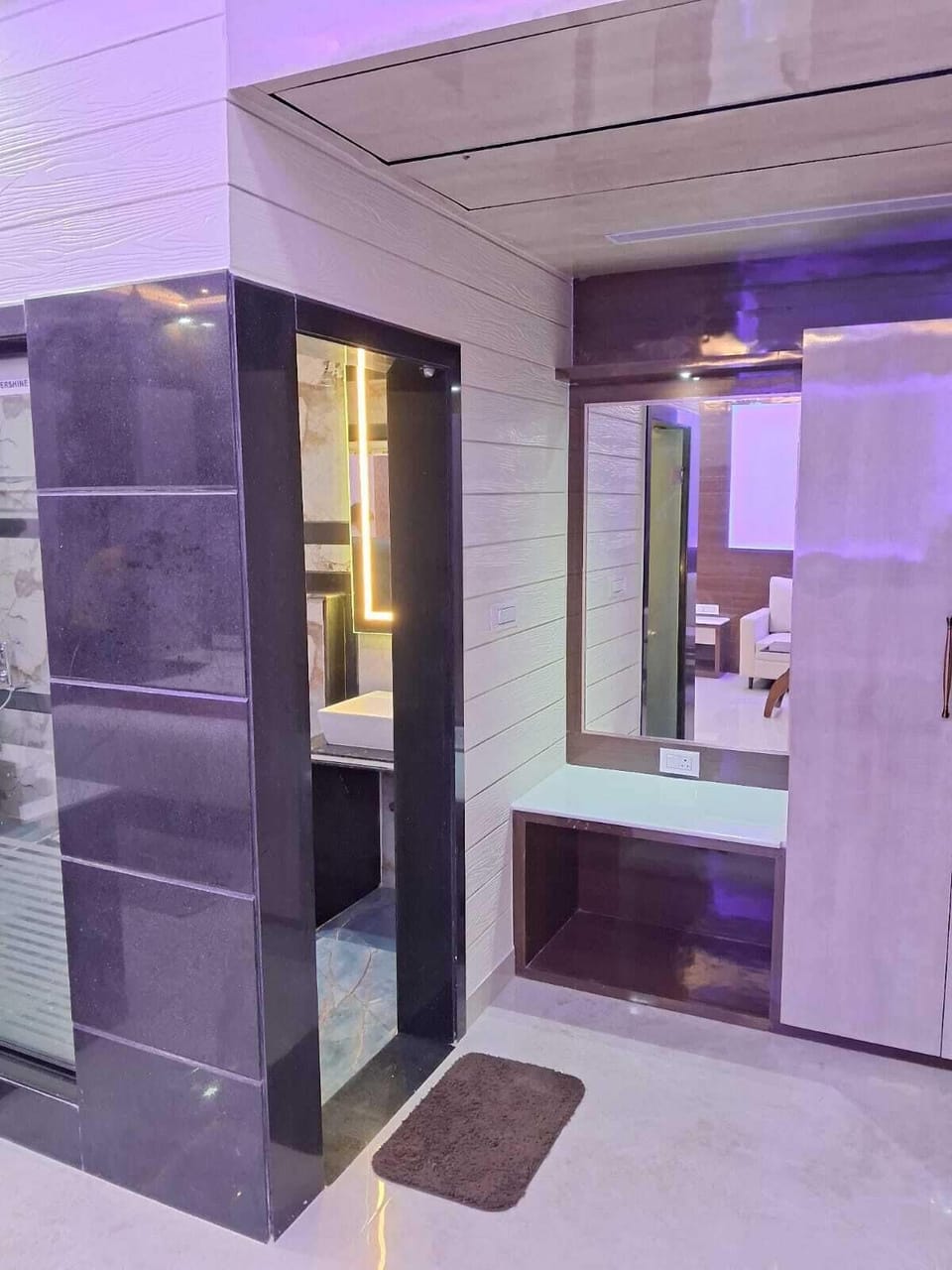 Honeymoon Cottage | Premium bedding, down comforters, Select Comfort beds, minibar