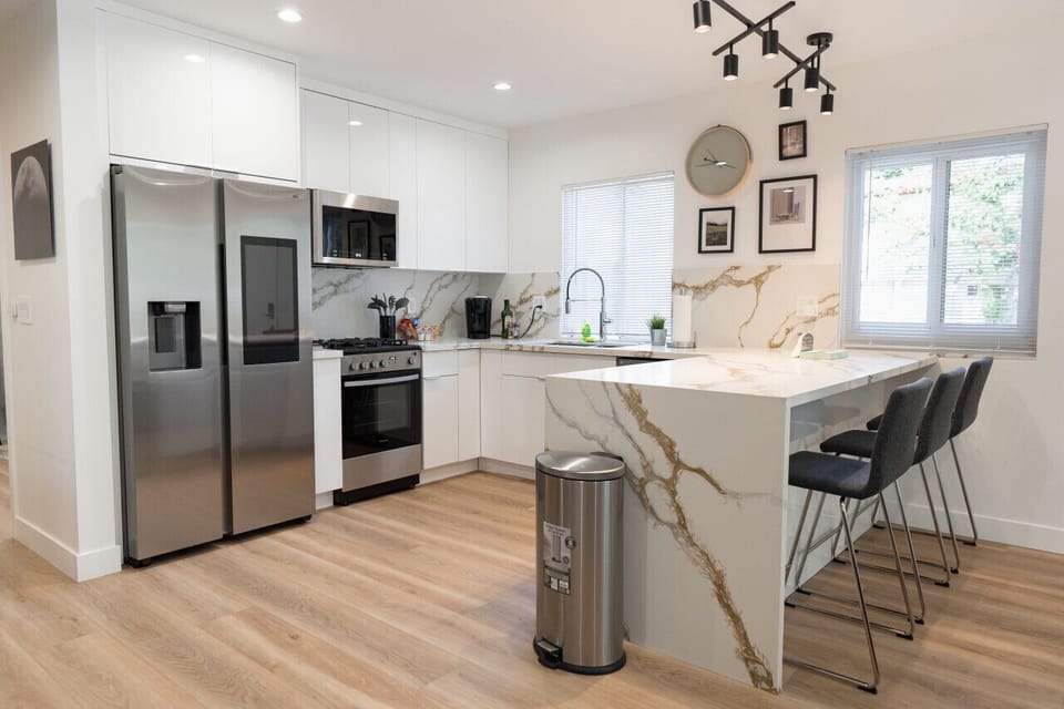 KITCHEN & DINING AREA -- View 3D Virtual Tour of the Property Here: http://tinyurl.com/2zcdfsvb