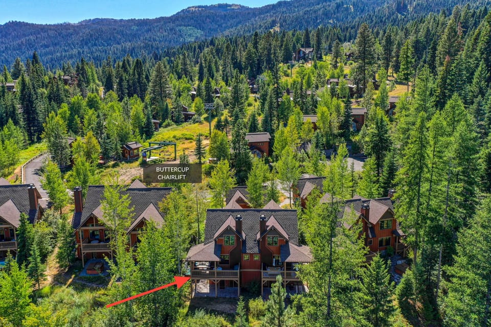 Buttercup Ridge has sweeping mountain views and is located directly adjacent to the Buttercup Chairlift, which operates on weekends, and weekdays during the holidays