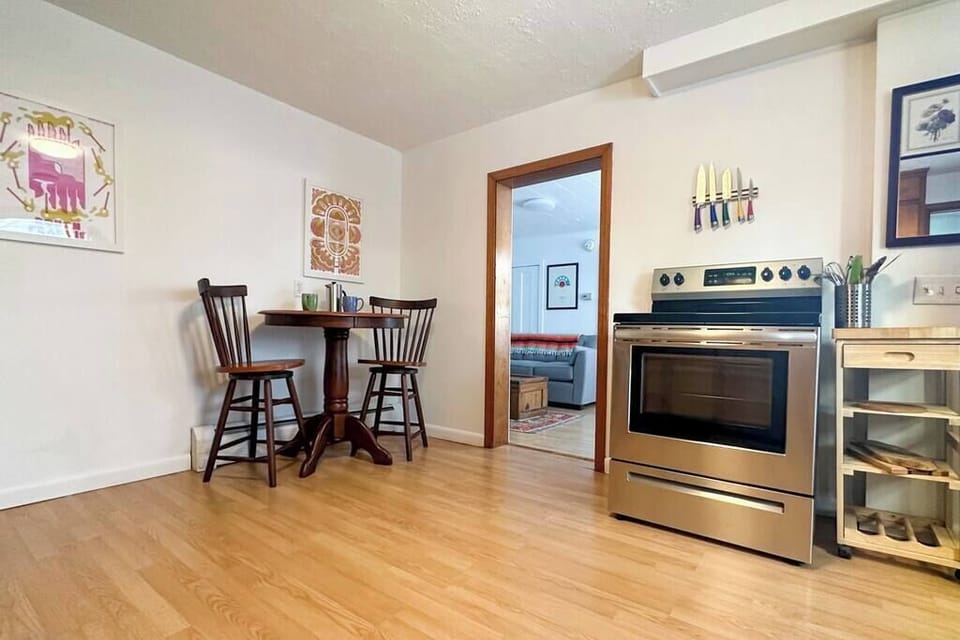 You'll love our fully equipped kitchen with dining nook for nights spent in cooking or just reheating leftovers after a long day spent exploring the area