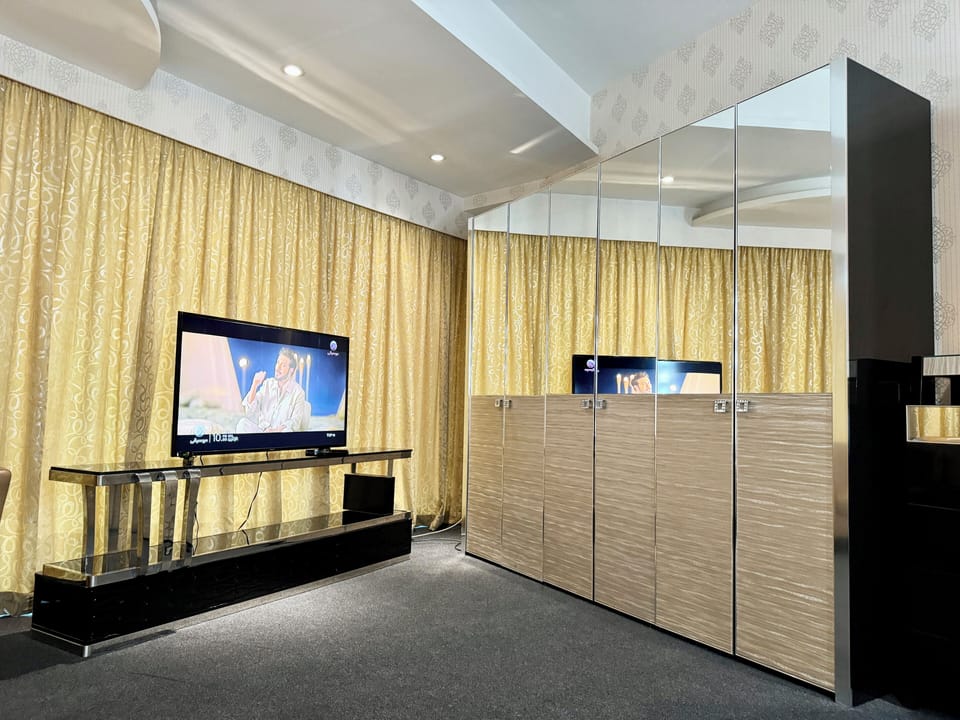 Deluxe Suite | Desk, blackout drapes, soundproofing, iron/ironing board (on request)