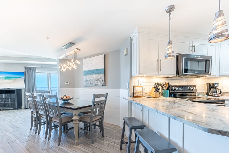 Breakfast Bar & Dining Area