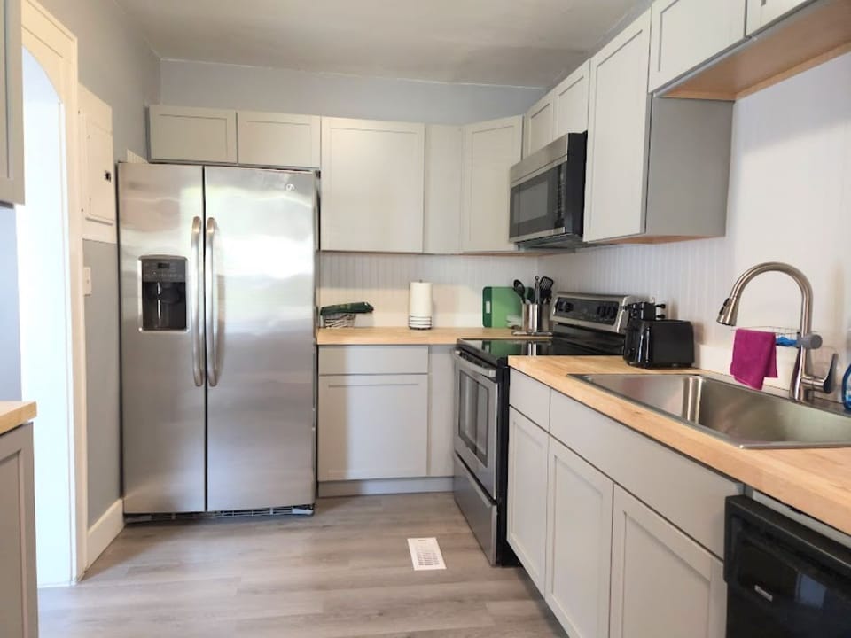 Kitchen, fully-stocked and includes toaster and can opener